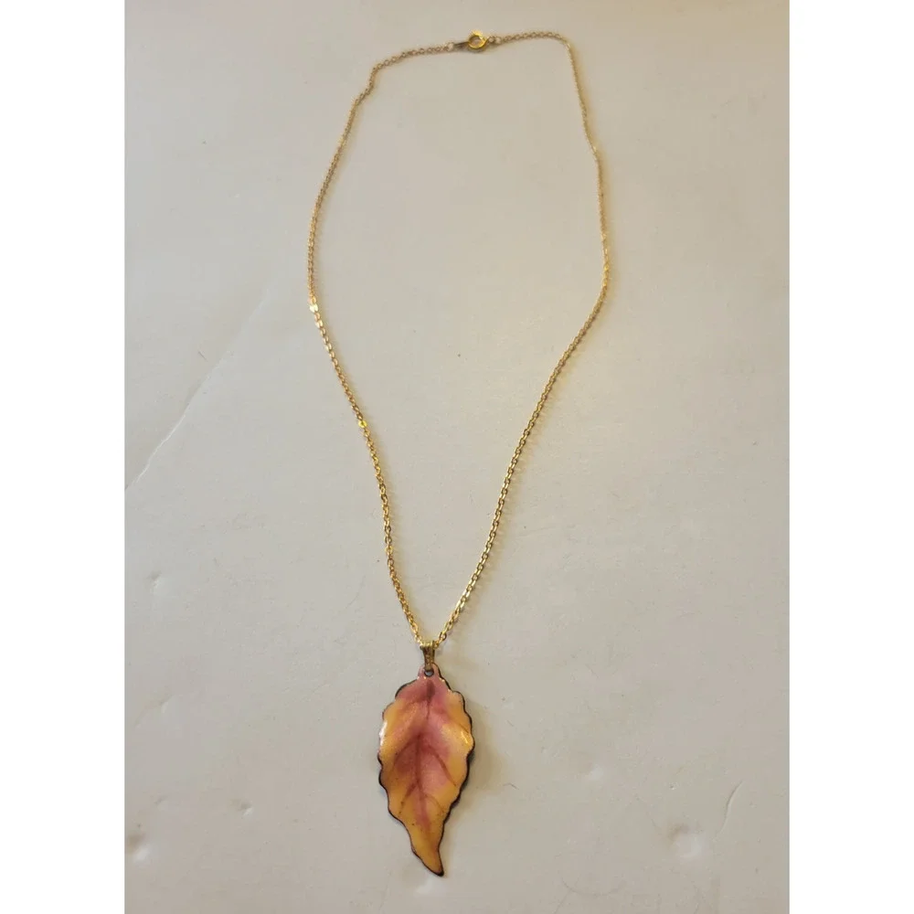 Vintage Estate Necklace Gold Tone Leaf Charm Pendant Classic Fashion Jewelry‎